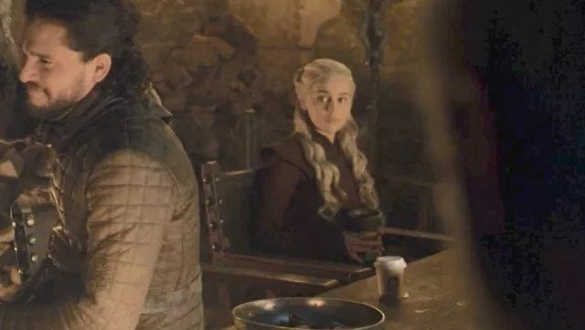Scene Game of Thrones yang punya penampakan cup Starbucks Coffee