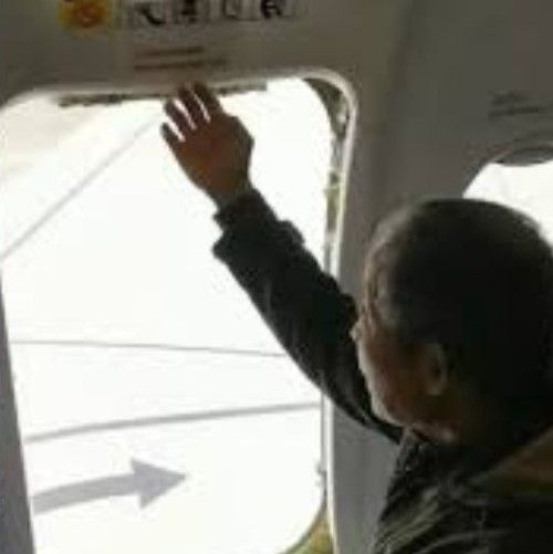 Seorang kakek membuka pintu darurat pesawat agar bisa cepat turun