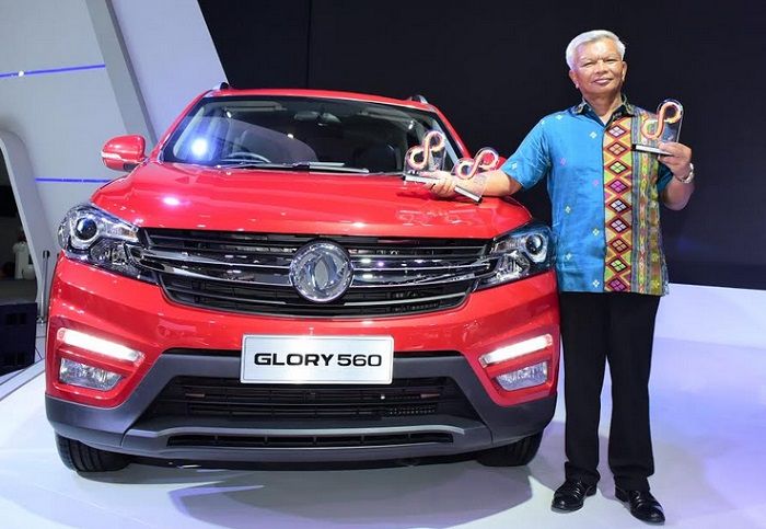 Alexander Barus, Co CEO PT Sokonindo Automobile berpose di depan Glory 560