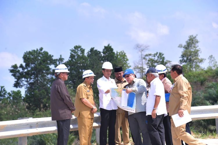 Presiden Joko Widodo meninjau kawasan Bukit Soeharto di Kabupaten Kutai Kartanegara, Kaltim, yang menjadi salah satu lokasi calon Ibu Kota baru, Selasa (7/5/2019).