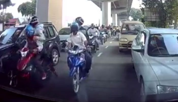 Aksi maling pecah kaca mobil di lalu lintas yang sedang macet