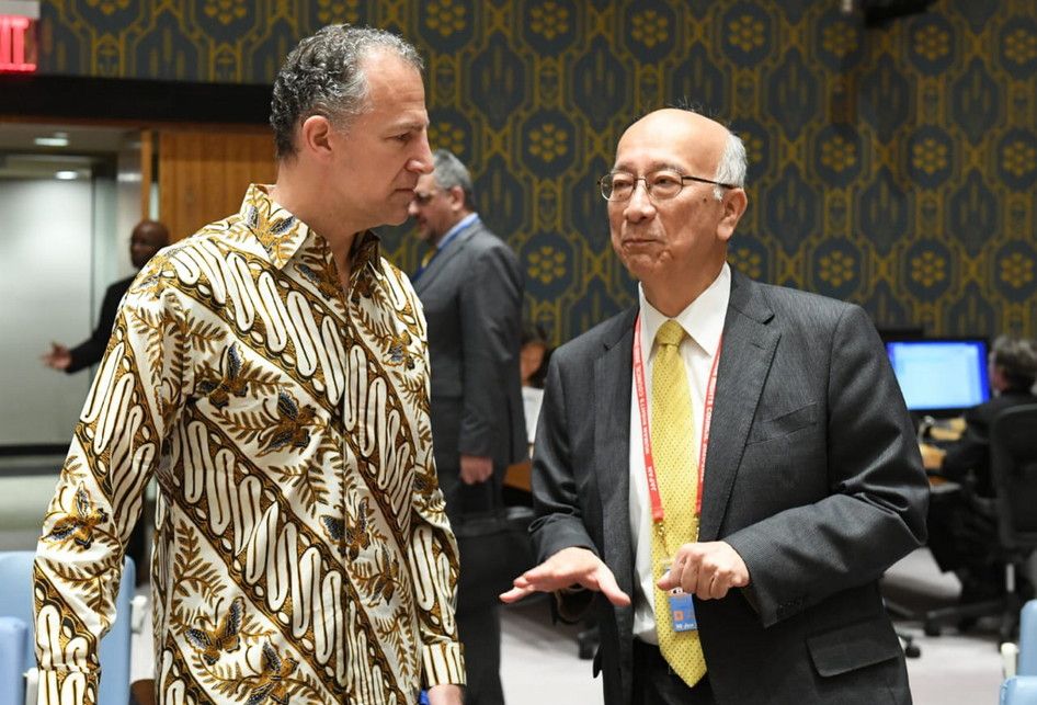 Pelaksana tugas duta besar Amerika untuk PBB Jonathan Cohen (kiri) terlihat mengenakan batik saat hadir dalam Sidang Dewan Keamanan PBB yang bertempat di markas besar mereka di New York, Amerika Serikat, Selasa (7/5/2019).