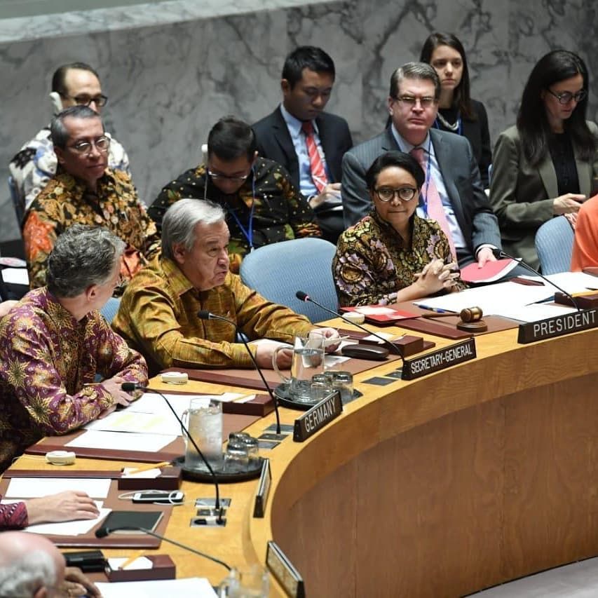 Delegasi negara di sidang DK PBB mengenakan batik.