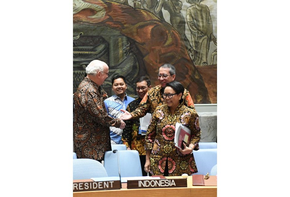 Menteri Luar Negeri Indonesia Retno Marsudi (depan) dan Utusan Khusus Republik Dominika untuk PBB Jose Singer Weisinger (kiri), terlihat mengenakan batik saat hadir dalam Sidang Dewan Keamanan PBB yang bertempat di markas besar mereka di New York, Amerika Serikat, Selasa (7/5/2019).