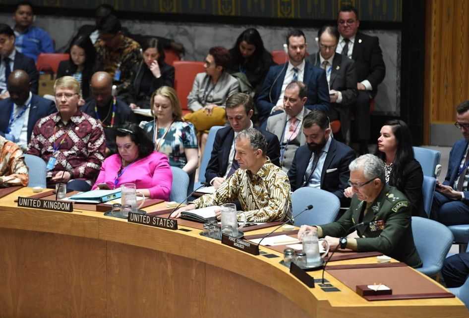 Pelaksana tugas duta besar Amerika untuk PBB Jonathan Cohen (tengah) dan sejumlah delegasi PBB terlihat mengenakan batik saat hadir dalam Sidang Dewan Keamanan PBB yang bertempat di markas besar mereka di New York, Amerika Serikat, Selasa (7/5/2019).