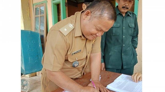 Muslimin, oknum Kades ketahuan sering nginep di rumah janda anak dua