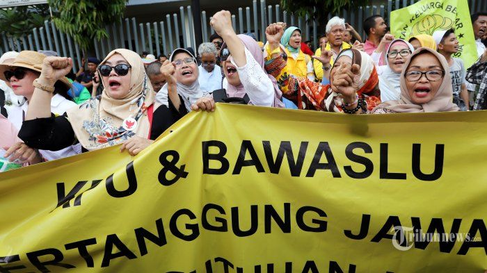 Sekelompok orang yang mengatasnamakan Ikatan Keluarga Besar UI melakukan aksi unjuk rasa di depan Gedung Bawaslu, Jakarta Pusat, Kamis (9/5/2019). Dalam aksinya tersebut, mereka menuntut kepada KPU dan Bawaslu untuk bertanggung jawab atas keutuhan NKRI. Tribunnews/Jeprima 