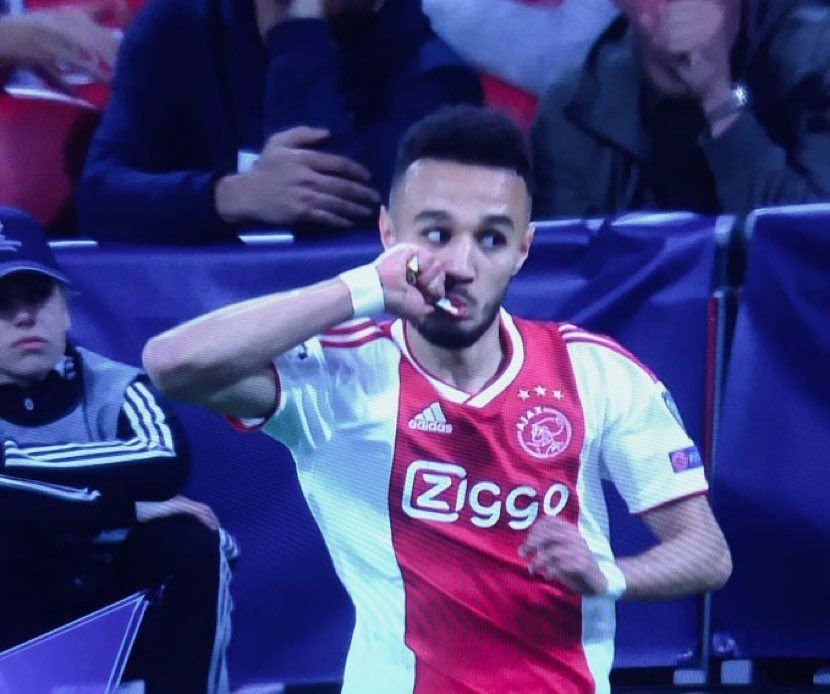 Bek Ajax Amsterdam, Noussair Mazraoui, berbuka puasa saat menghadapi Tottenham Hotspur pada leg kedua semifinal Liga Champions, Rabu (8/5/2019).