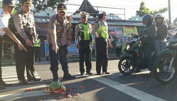 Semangka dijadikan analogi oleh  Kapolres Salatiga AKBP Gatot Hendro Hartono.