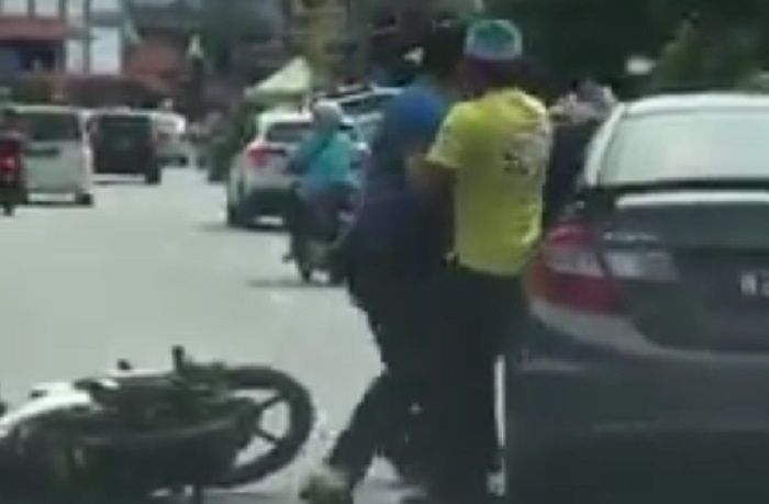 Pemotor kesal gegara emak-emak pengemudi mobil sedan pindah jalur tanpa ngesein