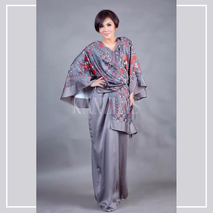Kaftan satin print ala Yuni Shara bakal jadi tren baju Lebaran 2019