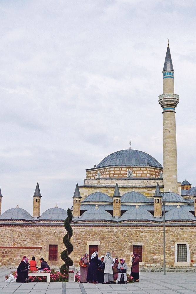Bentuk kubah juga dipakai di makam Jalaludin Rumi, penyair termahsyur. Makam ini terletak di Konya, Turki. 