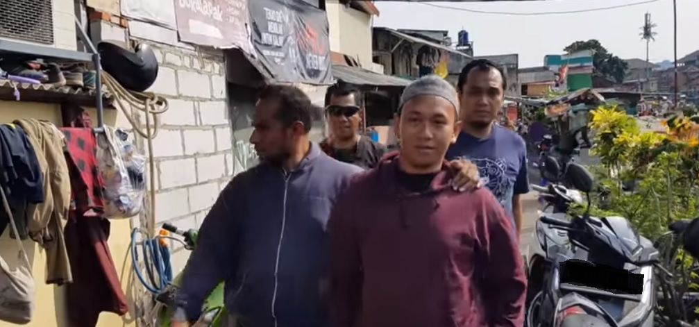 HS ketika di bawa ke rumahnya untuk lakukan penggeledahan