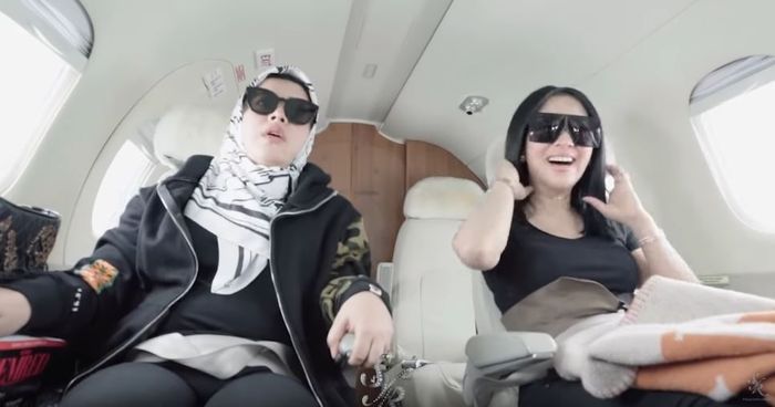 Syahrini dan Aisyahrani ketika menaiki private jet.