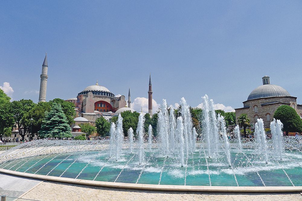 Hagia Sofia, Istanbul, Turki dan Hagia Irene yang berada di sebelahnya. Dua-duanya merupakan gereja berarsitektur Byzantium yang menggunakan kubah.
