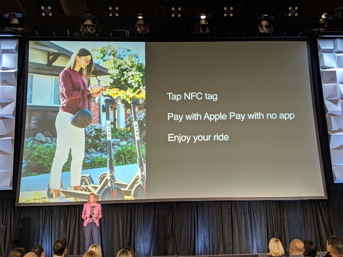 Penggunaan Apple Pay NFC untuk penyewaan skuter elektrik