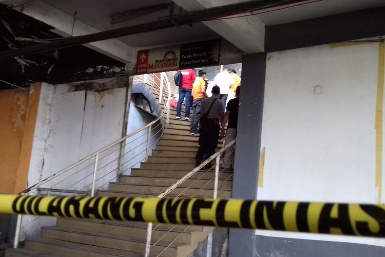 Tim bagungan Polres Malang Kota Polda Jawa melakukan olah TKP di lokasi ditemukannya potongan tubuh wanita korban mutilasi di lantai 2 Pasar Besar Kota Malang, Rabu (15/5/2019).
