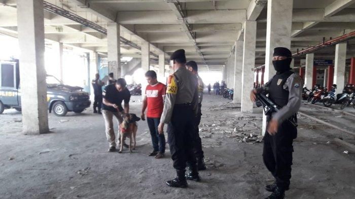 Unit K-9 saat menyusuri TKP guna mencari pelaku mutilasi wanita di Pasar Besar, Malang. 