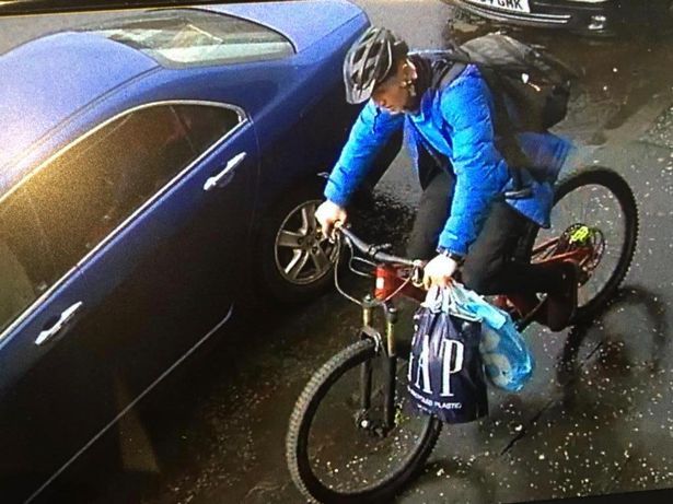  Pria asing menaiki sepeda yang dicuri tersebut