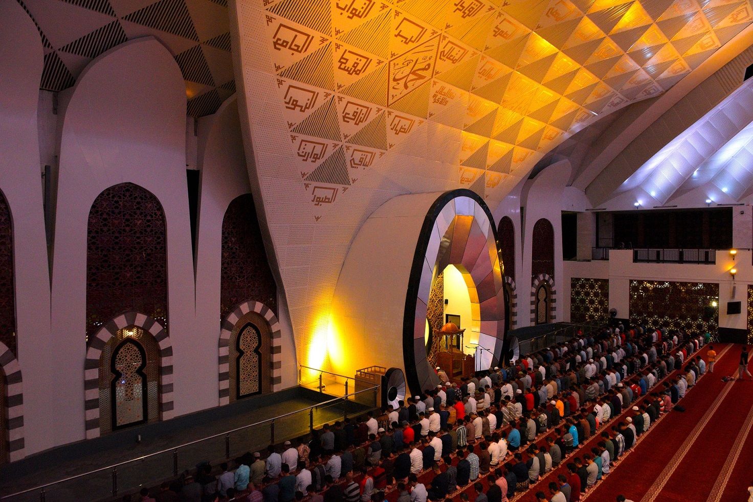 Teknologi pada lampu yang digunakan membuat masjid tidak panas meski banyak jamaah.