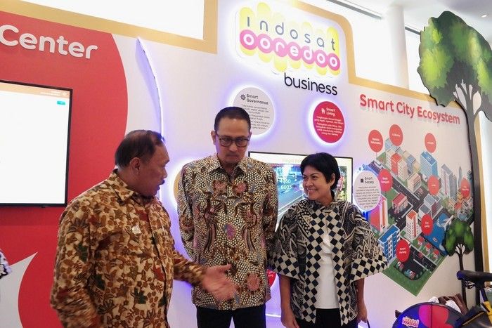 Chief Business Officer Indosat Ooredoo, Intan Abdams Katoppo (kanan), Dirjen Aplikasi Informatika Kementerian Komunikasi dan Informatika, Samuel Abrijani Pangerapan (tengah) dan Walikota Cilegon, Edi Ariadi (kanan) saat berbincang di booth Indosat Ooredoo Business di Jakarta (15/5).