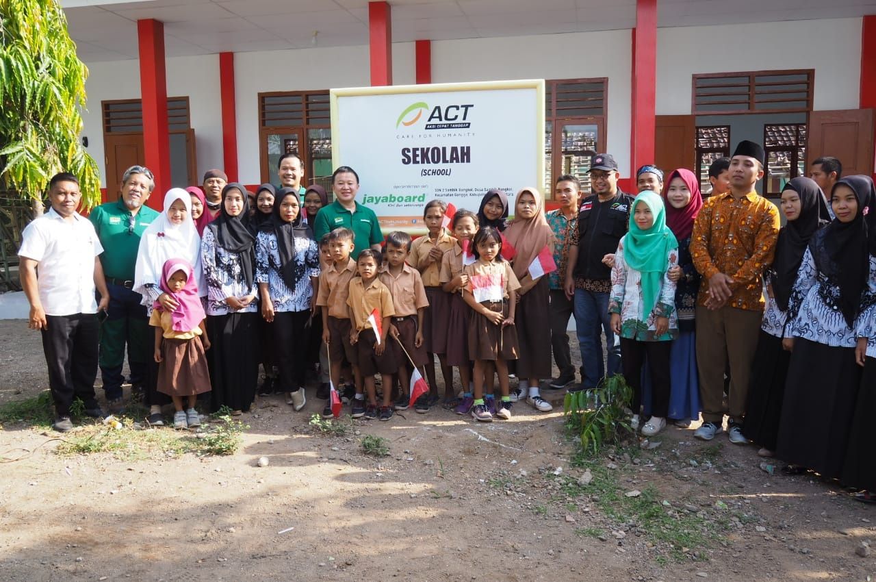 Restorasi gedung sekolah meliputi seluruh ruang kelas, ruang guru dan toilet