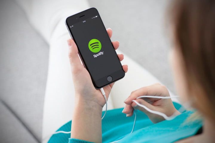 ilustrasi mendengarkan musik dari Spotify