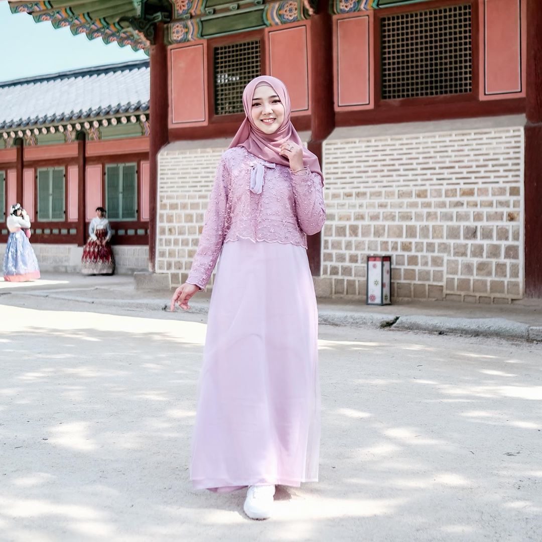 Tampil Charming Saat Lebaran dengan 5 Outfit Brokat Ala Selebgram Hijab Semua Halaman CewekBanget