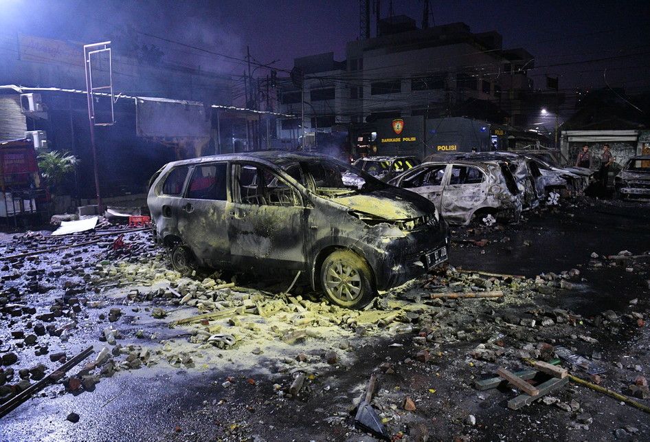 Sejumlah mobil terbakar akibat demo rusuh di Komplek Asrama Brimob, Petamburan, Jakarta, Rabu (22/5/2019).