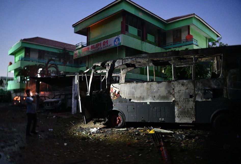 Sejumlah mobil terbakar akibat demo rusuh di Komplek Asrama Brimob, Petamburan, Jakarta, Rabu (22/5/2019). 