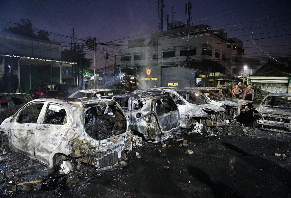 Sejumlah mobil terbakar akibat demo rusuh di Komplek Asrama Brimob, Petamburan, Jakarta, Rabu (22/5/2019). 