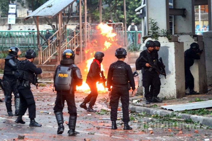 Petugas kepolisian terlibat bentrok dengan massa di kawasan Tanah Abang, Jakarta Pusat, Rabu (22/5/2019). Bentrokan antara polisi dan massa terjadi dari dini hari hingga pagi hari.