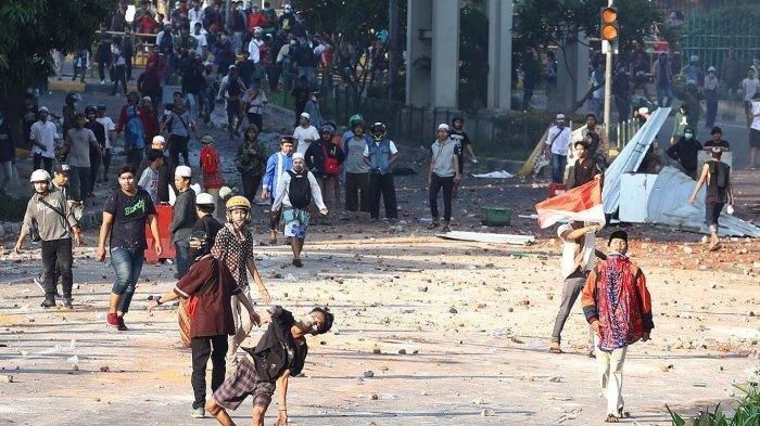 Petugas kepolisian terlibat bentrok dengan massa di Kawasan Tanah Abang, Jakarta, Rabu (22/5/2019). Bentrokan antara polisi dan massa terjadi dari dini hari hingga pagi hari. 