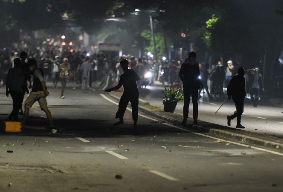 Massa melakukan perlawanan ke arah petugas di depan kantor Bawaslu di kawasan Thamrin, Jakarta, Selasa (21/5/2019). 