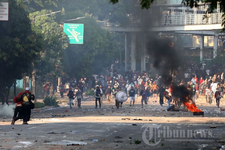 Petugas kepolisian terlibat bentrok dengan massa di kawasan Tanah Abang, Jakarta Pusat, Rabu (22/5/2019). Bentrokan antara polisi dan massa terjadi dari dini hari hingga pagi hari