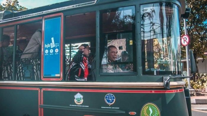 Bus wisata Saba Kota Cimahi (Sakoci) di-test drive oleh Wali Kota Cimahi, Ajay M Priatna. Ajay mengelilingi sejumlah ruas Jalan Kota Cimahi, Selasa (25/12/2018). 