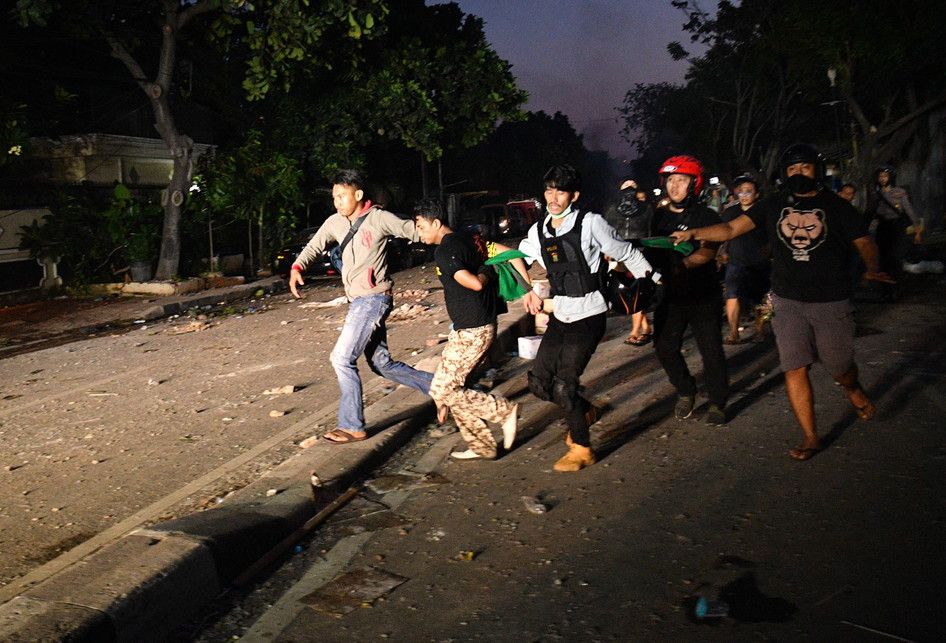 Polisi dan warga menangkap seorang yang diduga menjadi provokator pembakaran mobil di Komplek Asrama Brimob, Petamburan, Jakarta, Rabu (22/5/2019).