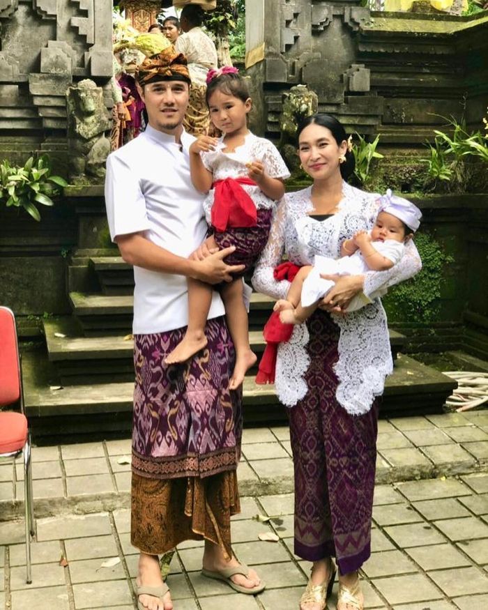 Artis Indonesia yang merayakan Nyepi : Happy Salma 