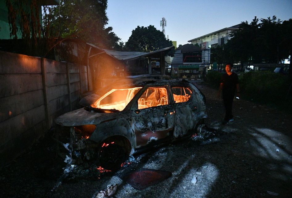 Sejumlah mobil terbakar akibat demo rusuh di Komplek Asrama Brimob, Petamburan, Jakarta, Rabu (22/5/2019). 