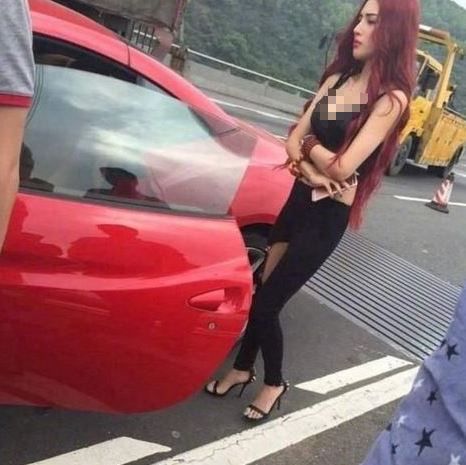 Wanita pemilik mobil Ferari merah.