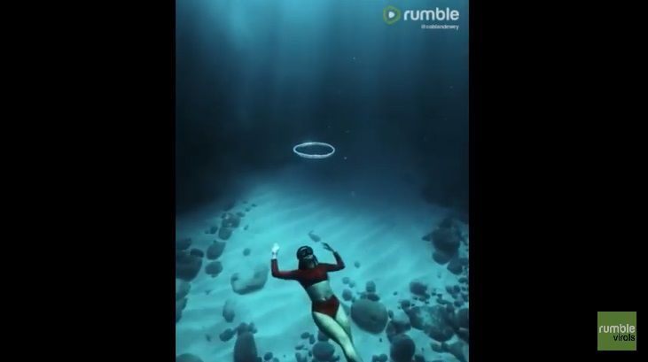 Lewati Gelembung Air,  Wanita Ini Tunjukkan Kemampuan Lihainya dalam Menyelam