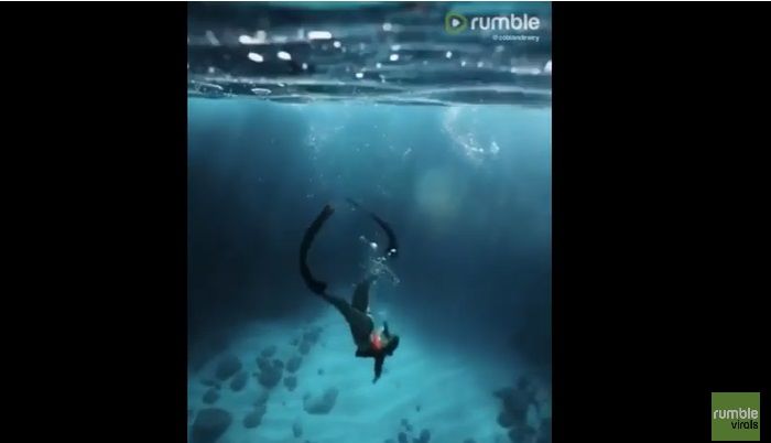 Video wanita lewati gelembung air
