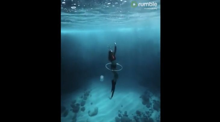 Lewati Gelembung Air,  Wanita Ini Tunjukkan Kemampuan Lihainya dalam Menyelam