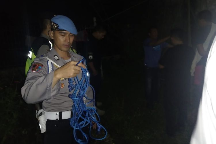 Polisi mengamankan tali tambang dari rumah Ketua KPU Cianjur, Jawa Barat, Hilman Wahyudi yang digunakan dua pelaku untuk menyekap istrinya, Kamis (23/05/2019) malam