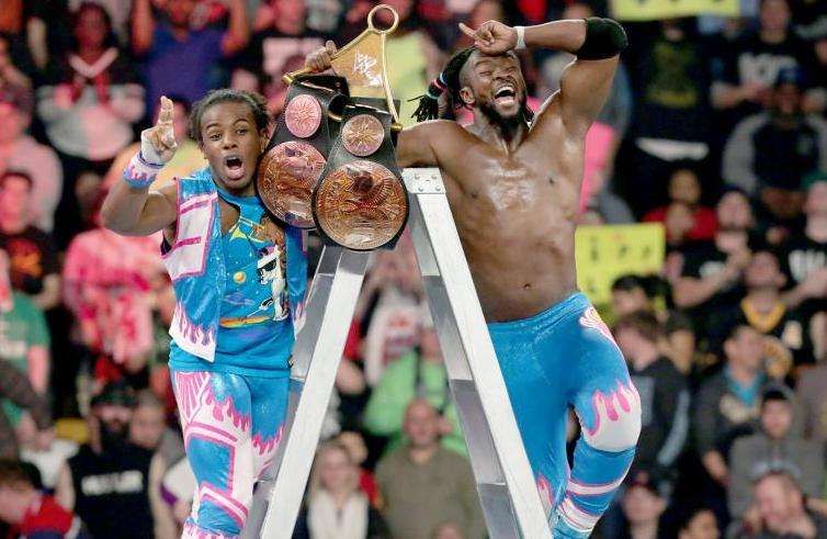 Xaviers Woods & Kofi Kingston saat memenangkan gelar WWE Tag Team Championship
