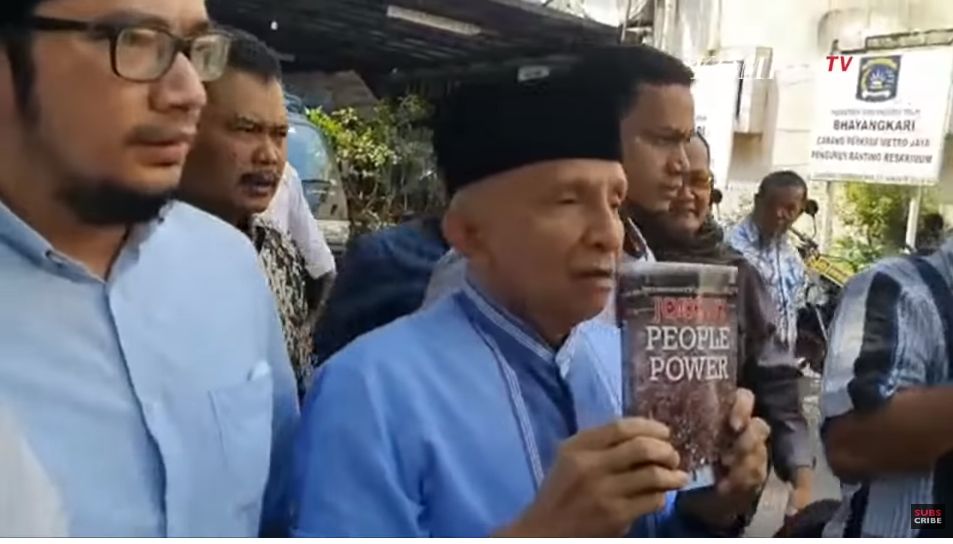  Video Amien Rais Saat Jeda Pemeriksaan oleh Polisi, Tunjukkan Buku 'Jokowi People Power'