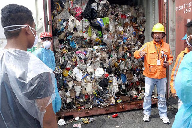 Pejabat Filipina membuka kontainer berisi sampah. 