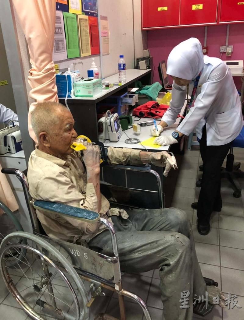 Kakek berusia 70 tahun yang terjebak di dalam sumur selama 37 jam diperiksa dokter