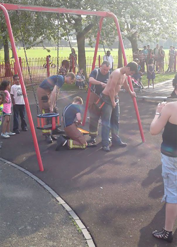 Momen kocak ketika orang dewasa kesangkut di taman bermain anak
