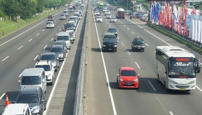 Sebelum masuk one way di musim mudik Lebaran 2019, jalan tol dibuka sistem contraflow dari KM 37.  